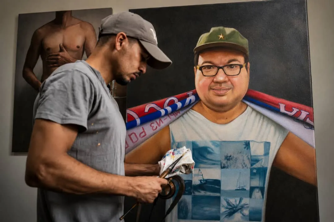 Edisbel Guerra Mesa pintando en su estudio